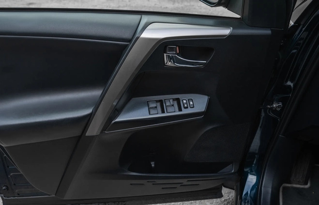 Toyota RAV4 cena 101000 przebieg: 104000, rok produkcji 2018 z Wąchock małe 211